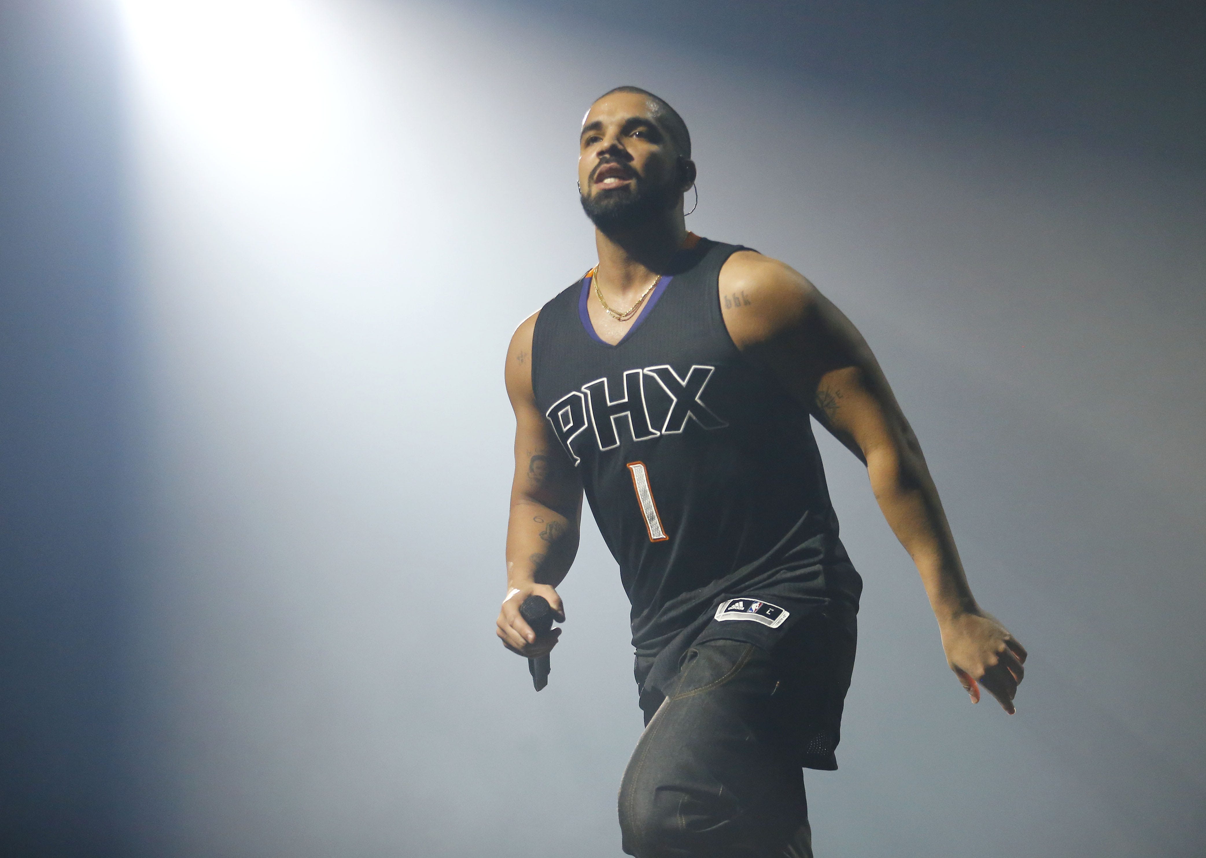 Drake wears Devin Booker jersey at 